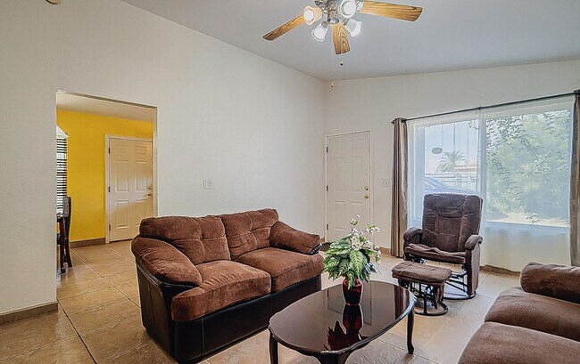 Foto del edificio - Charming three bedroom - two bathroom GREA...