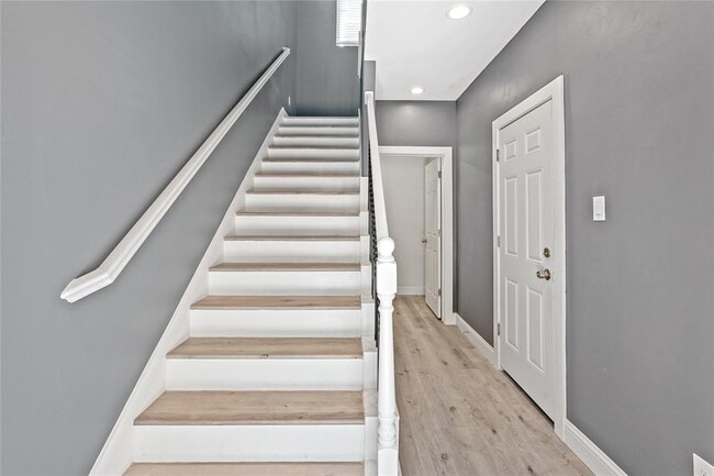 Building Photo - 2116 Bidwell Dr