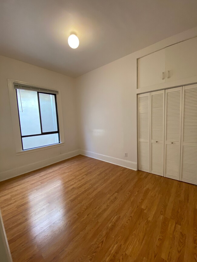 Building Photo - 1 Bedroom/1 Bathroom apartment located in ...