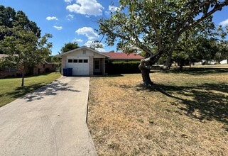 Building Photo - 719 Lake Dr