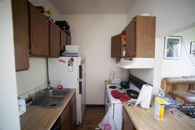 Building Photo - Two Bedroom Penthouse With Open Kitchen