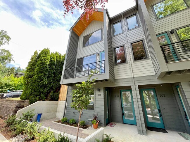 Building Photo - Sellwood-Moreland 2 Bedroom 2.5 Bath BRAND...