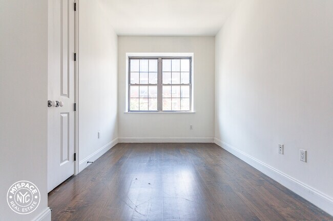 Building Photo - 271 Metropolitan Ave