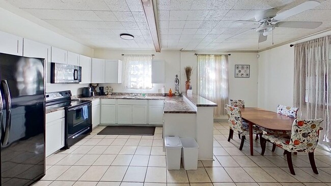 Building Photo - Renovated 3-Bedroom Home – Furnished or Unfurnished – Prime Location!