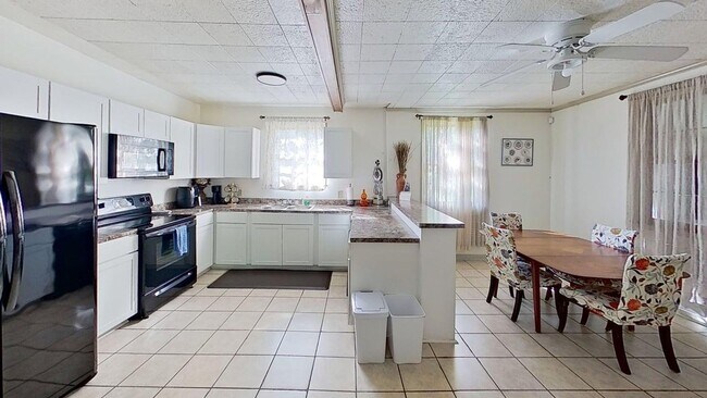 Foto del edificio - Renovated 3-Bedroom Home – Furnished or Unfurnished – Prime Location!