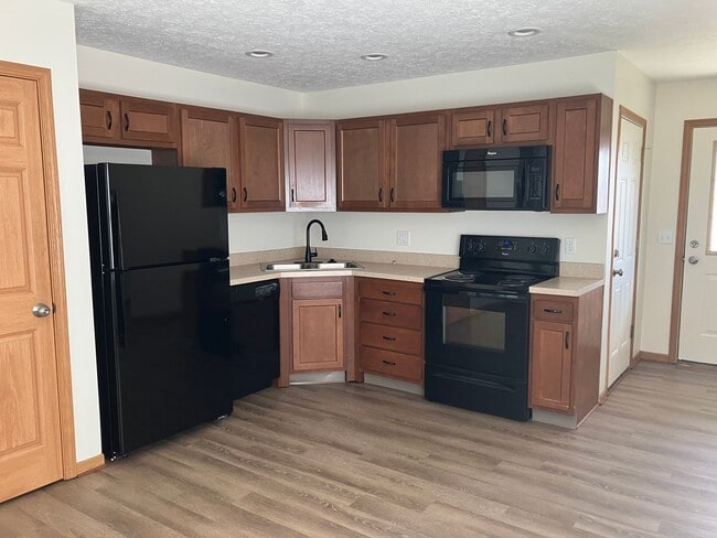 Foto del edificio - One bedroom apartment with attached one-car garage!