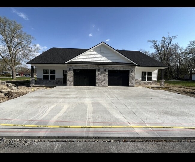 Building Photo - 2324 W Maple St