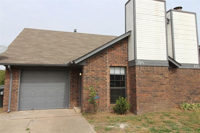 Building Photo - 225 Skylark Ct