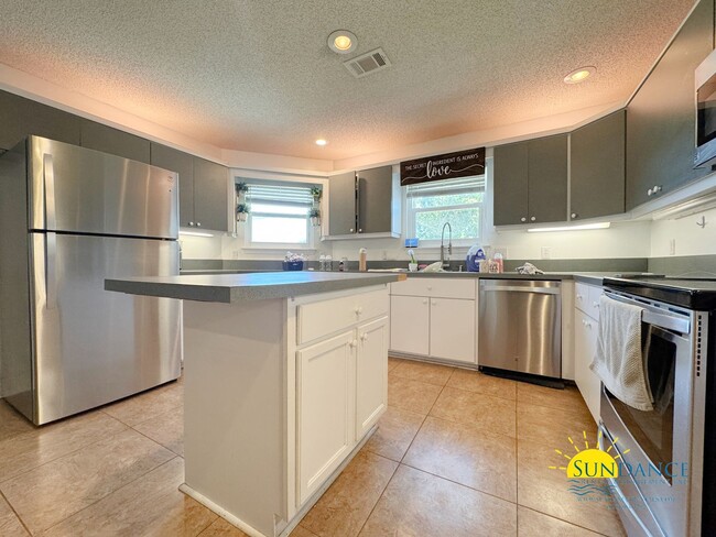 Building Photo - Charming 3BR/2BA Home in the heart of Nava...