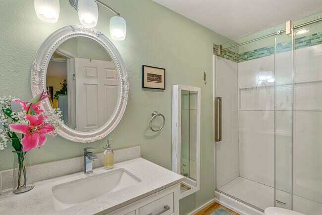 Ducha a ras de suelo en la planta baja - 20043 Forest Park Dr NE