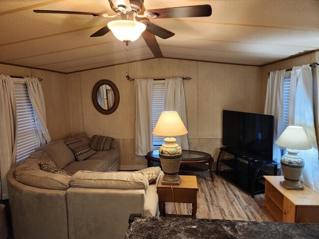 Building Photo - 2121 New Tampa Hwy