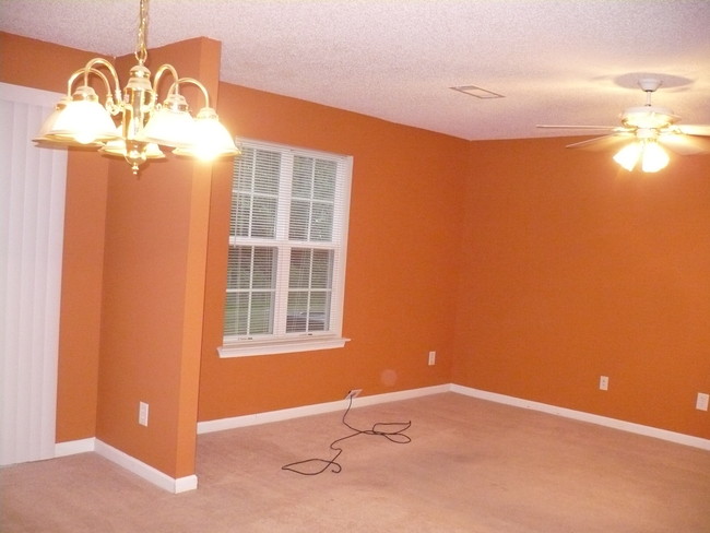 Building Photo - 6350 Hickory Ln Cir
