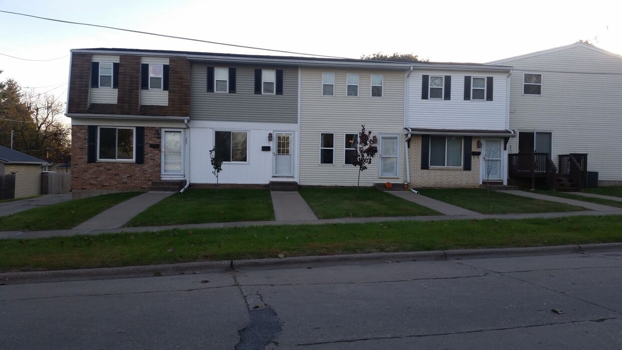 Foto principal - 2 Bedroom, 1.5 Bath Townhouse in Clinton, IA