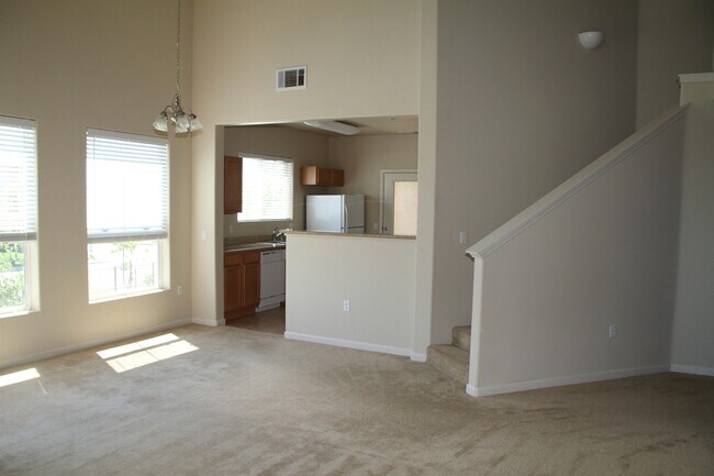 Foto del edificio - 2 Bed | 2 Bath | 1375 SF | Private 2 Garage | Loft Style Condominium | Owner pays WS&G