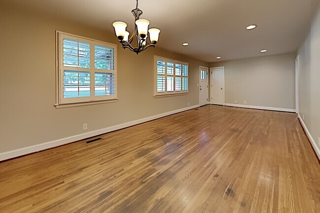 Foto del edificio - 534 Whispering Hills Dr