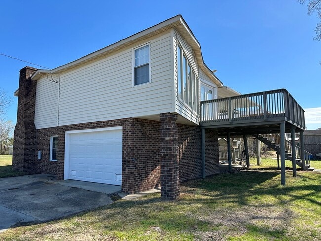 Building Photo - 3 Bedroom Canal Front