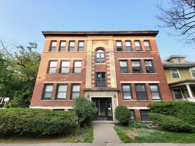 Building Photo - 6259 N Lakewood Ave