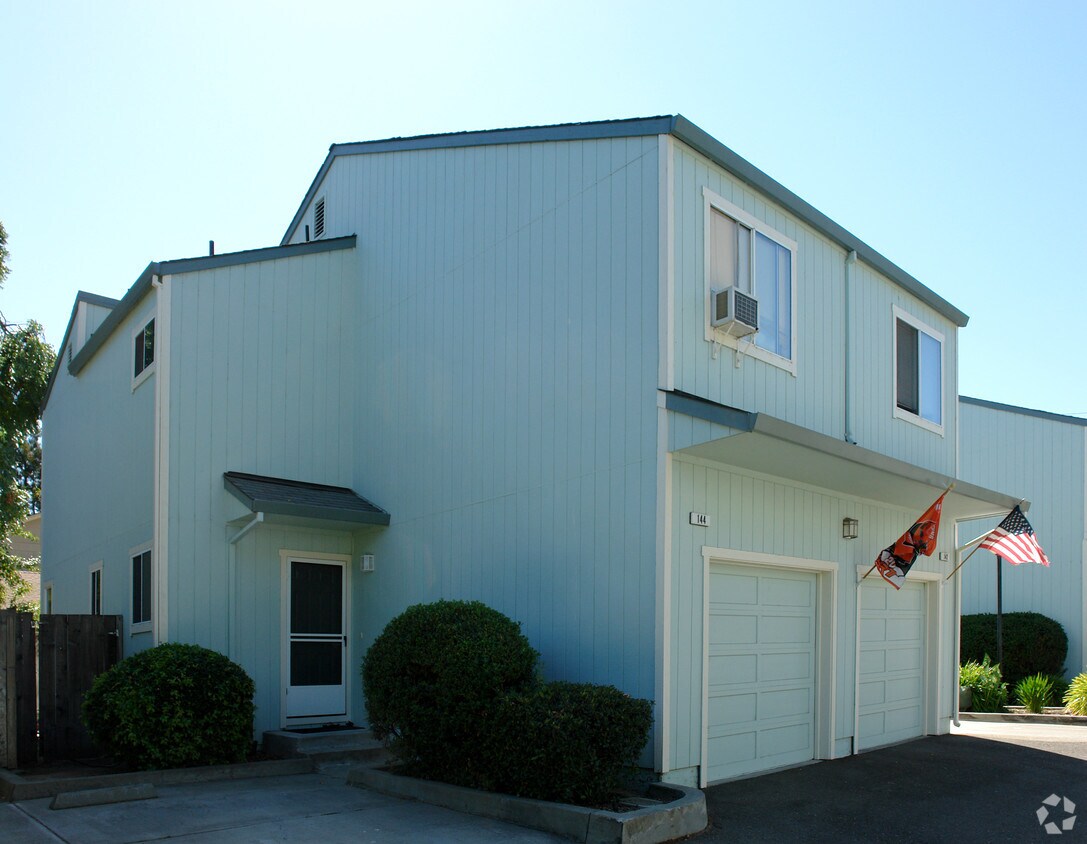 Building Photo - 142 3rd St