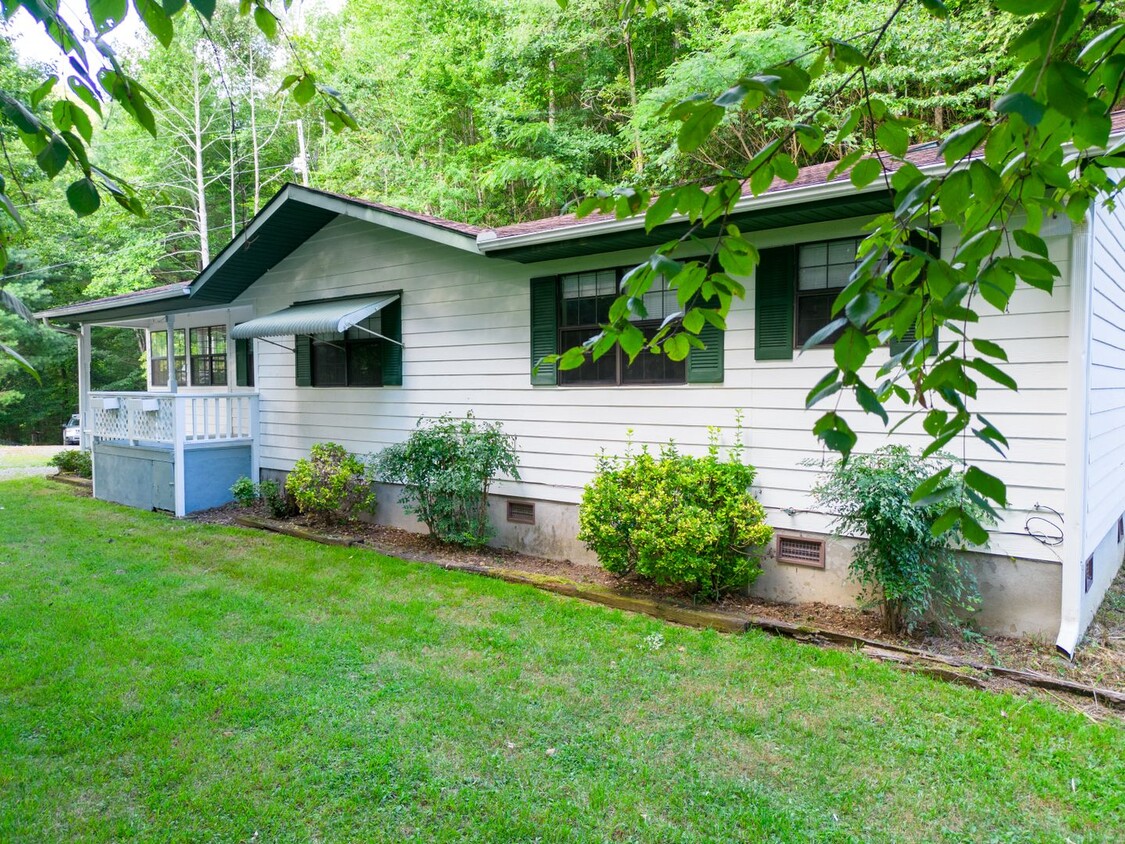 Primary Photo - Great condition 3 BR 2 BA home off East Fo...