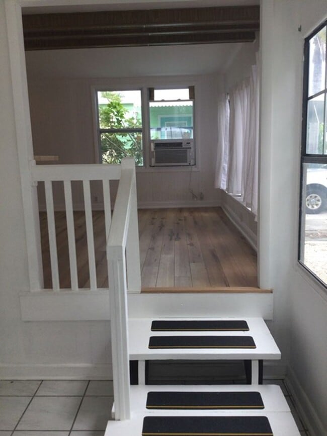 Building Photo - **Price recently lowered** 2 Bed/1 Bth Hom...