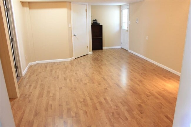 Building Photo - 6 Fairview Dr