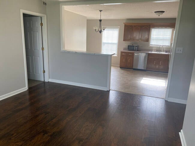 Building Photo - Cute 3 Bedroom MINUTES from Gate 1 At Ft C...