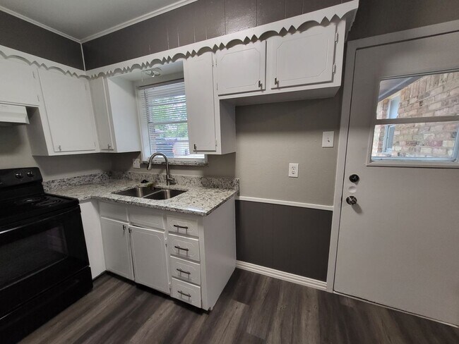 Foto del edificio - Cozy 2 bed 1 bath duplex!