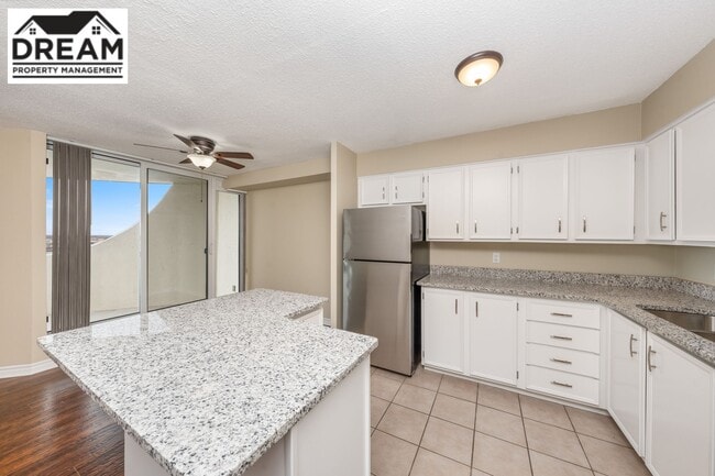 Building Photo - 155 Front St N