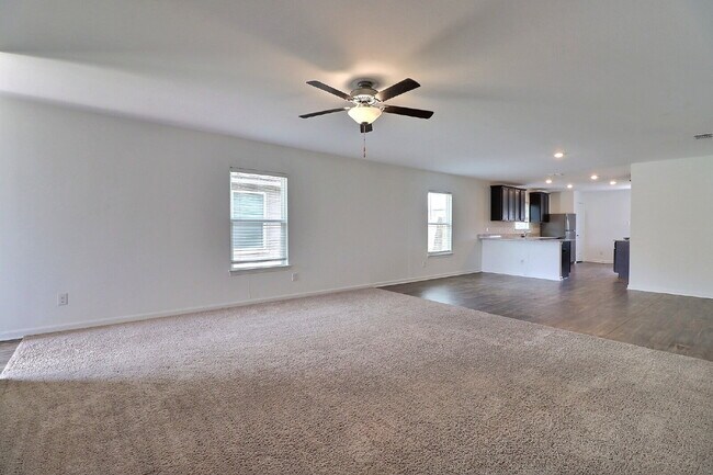 Building Photo - "Charming 4-Bedroom Oasis with 2 Full Baths in Von Ormy – Spacious 1794 sq ft Gem!"