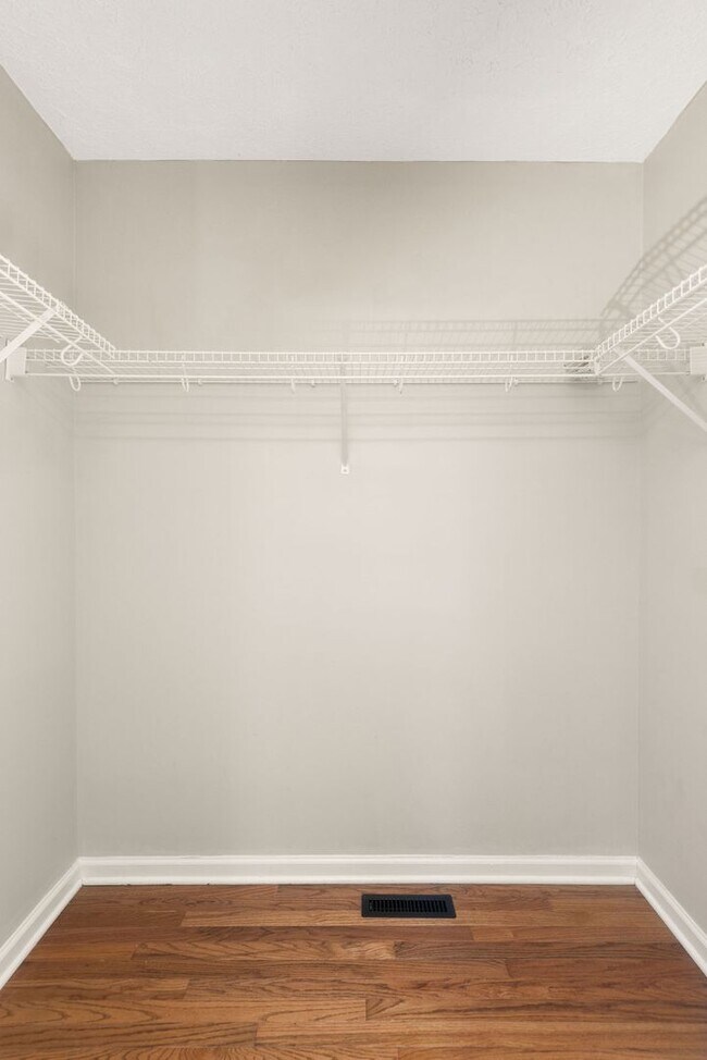 Foto del edificio - Highly sought after Chesney Glen division....