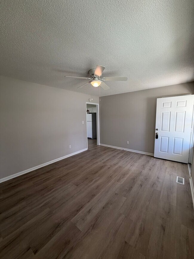 Foto del edificio - Charming 1,025 sq ft single-family home offering 3 bedrooms and 2 full bathrooms—perfect for comf...