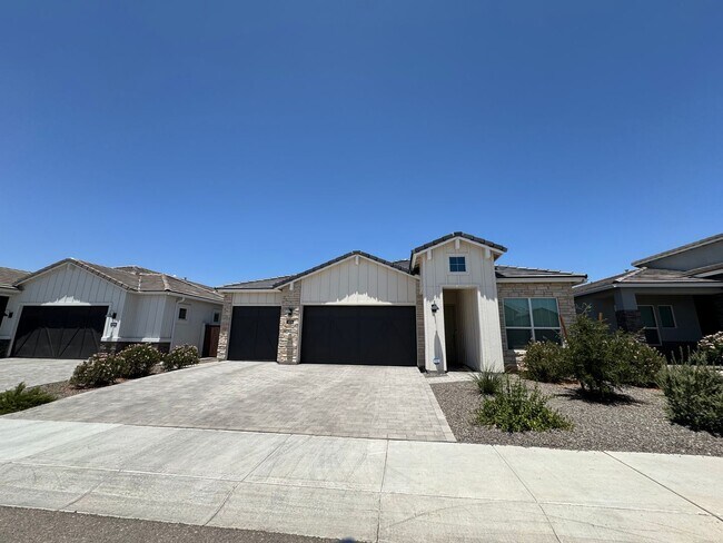 Foto del edificio - SINGLE LEVEL HOME IN CAMINO LAGO