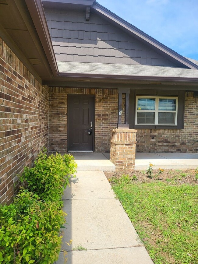 Building Photo - ?CHARMING EDMOND HOME IN THE VALENCIA NEIG...