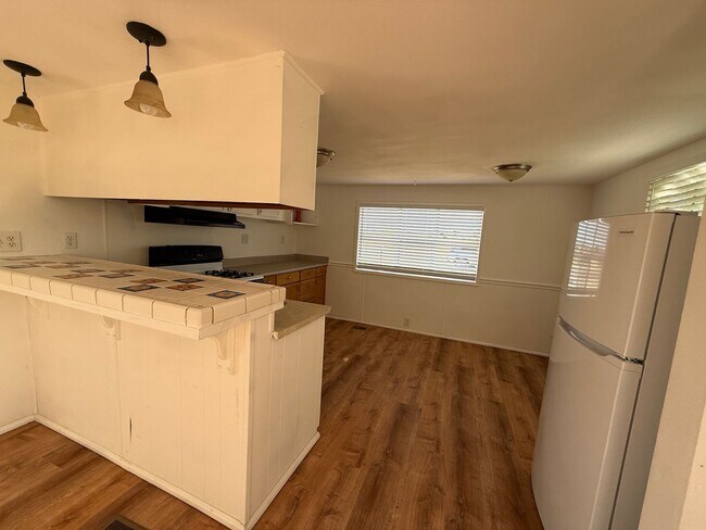 Building Photo - 2 bed, 1 bath home on 13,064 sq ft lot!