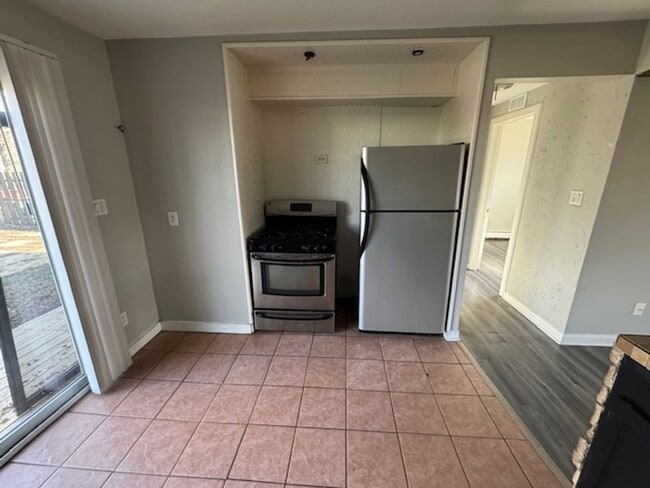 Building Photo - Spacious Roseville Three Bedroom home