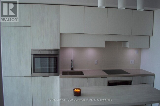 Photo du bâtiment - 3709-3708 EGLINTON Ave