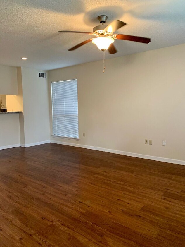 Building Photo - 1 bedroom on LSU bus route