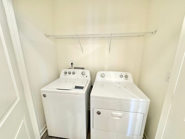 Foto del edificio - BEAUTIFUL 3BD/2.5BTH Townhome - Belmont - ...