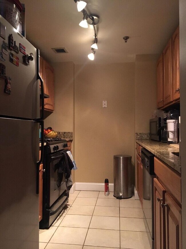 Foto del edificio - Spacious Top-Floor 2-Bedroom with Heat Included & Garage Parking!