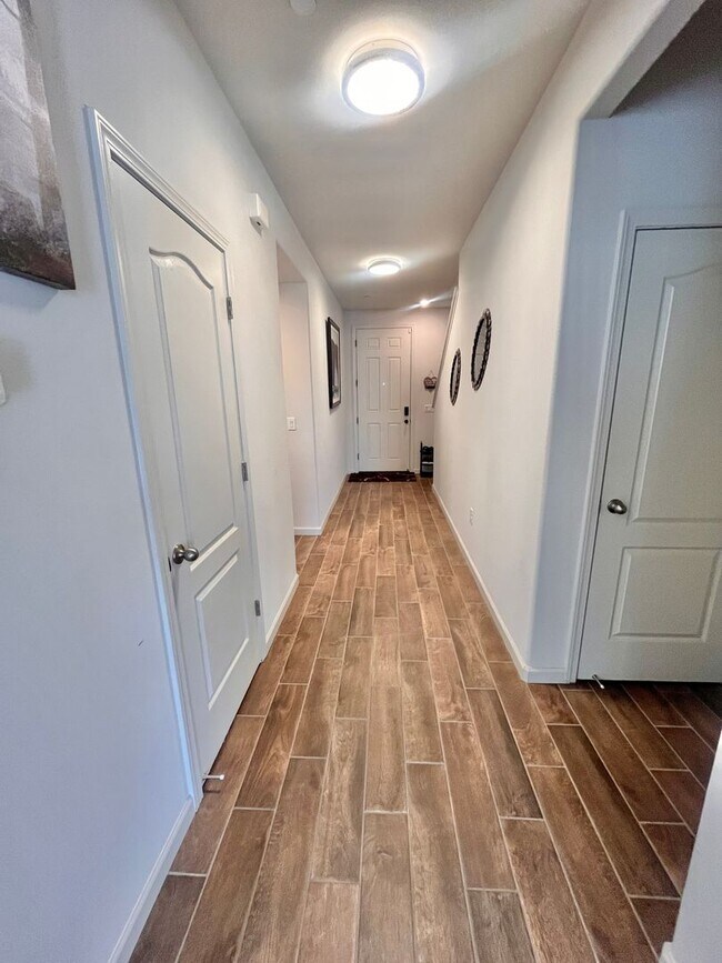 Foto del edificio - Stunning 5-bedroom, 3-bathroom residence with Solar!