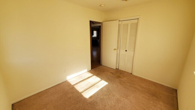 Foto del edificio - 5210 Hillside Rd