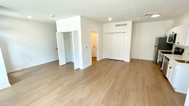 Foto del edificio - 1 Bed 1 Bath Brand New Contemporary Apartments!