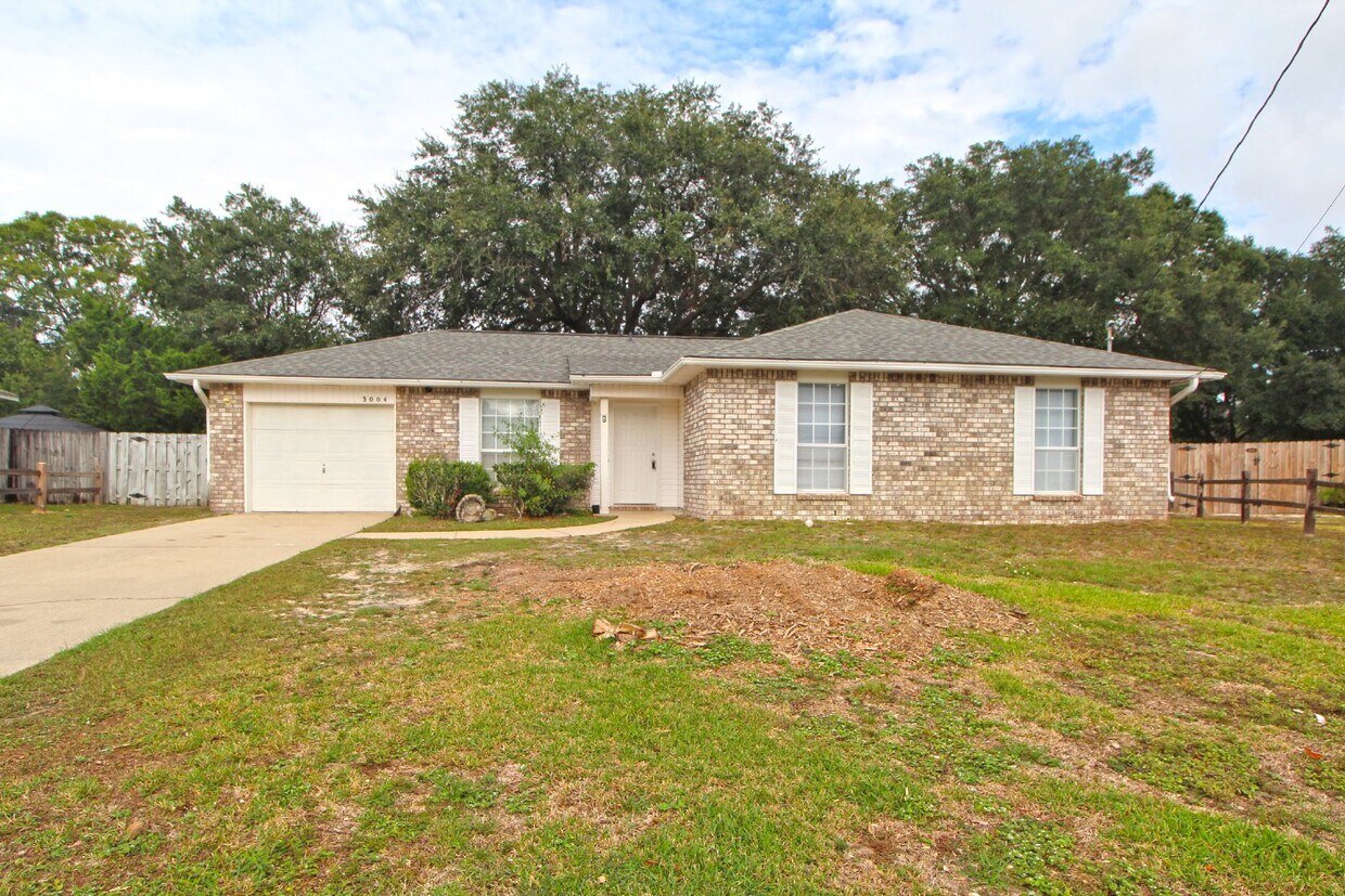 Foto principal - Southwest Pensacola Home – 3 Bedrooms, Gar...