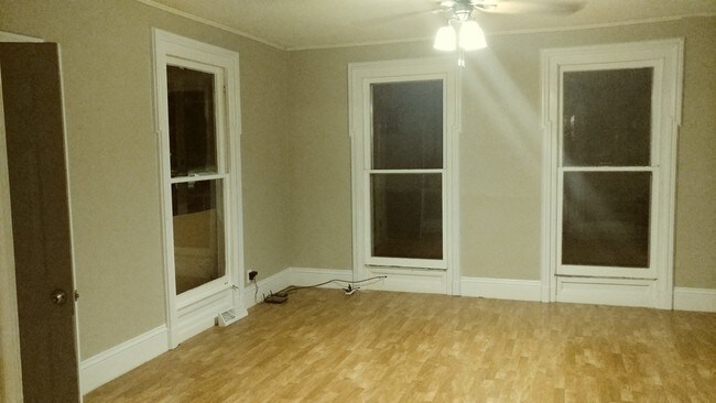 Building Photo - 302 Center Ave