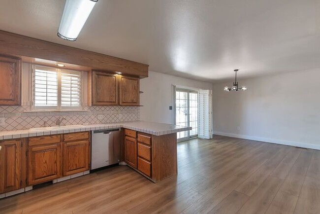 Building Photo - Awesome 4 Bedroom Home in Orem w 2 car garage