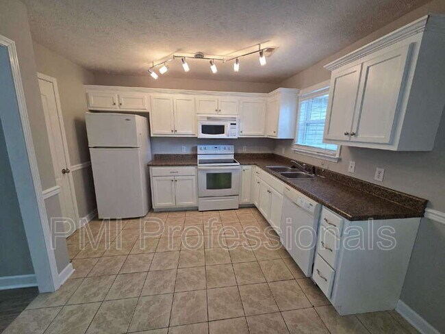 Foto del edificio - 3241 Hardwood Dr