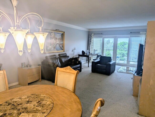 Building Photo - 3150 N Palm Aire Dr