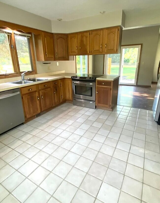 Building Photo - 3101 E Stoll Rd