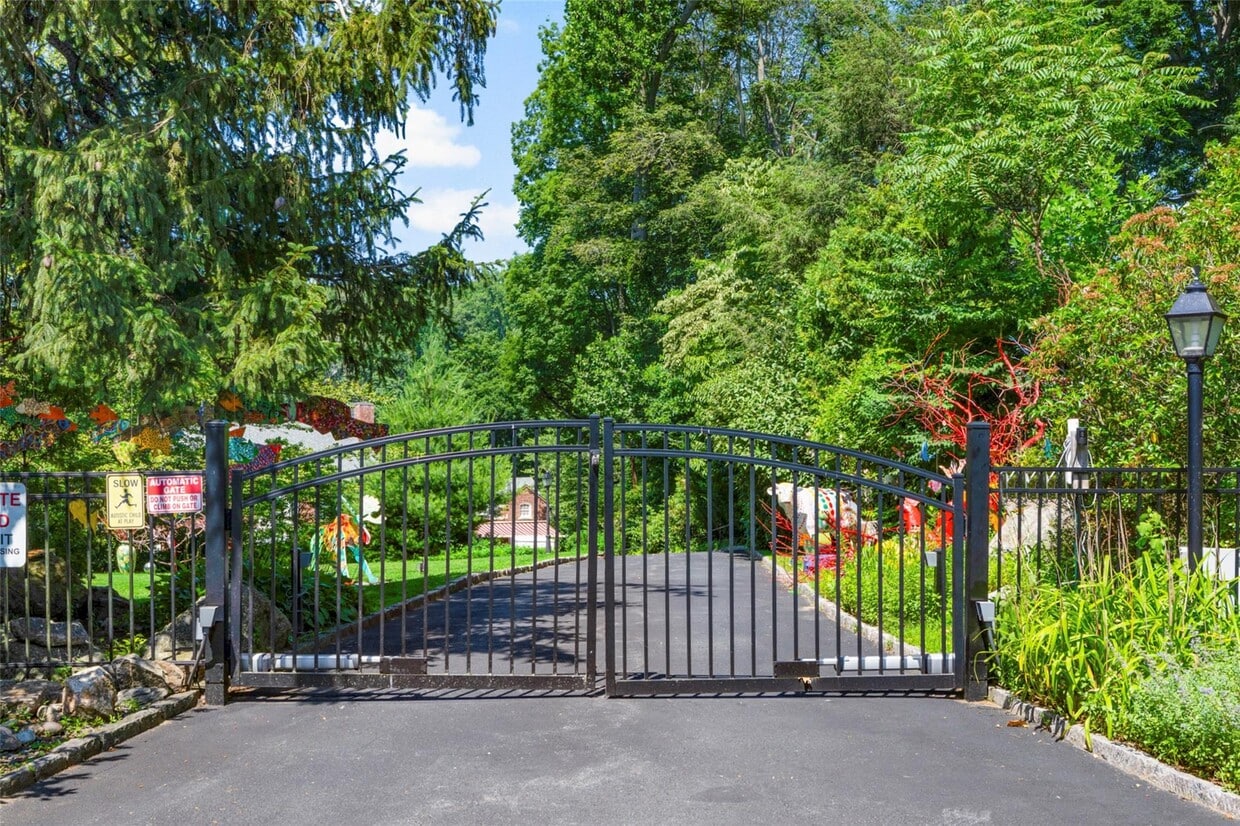 Primary Photo - 400 Beechmont Dr