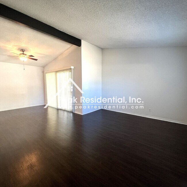 Foto del edificio - Charming 2 bd/1 ba Citrus Heights Duplex!